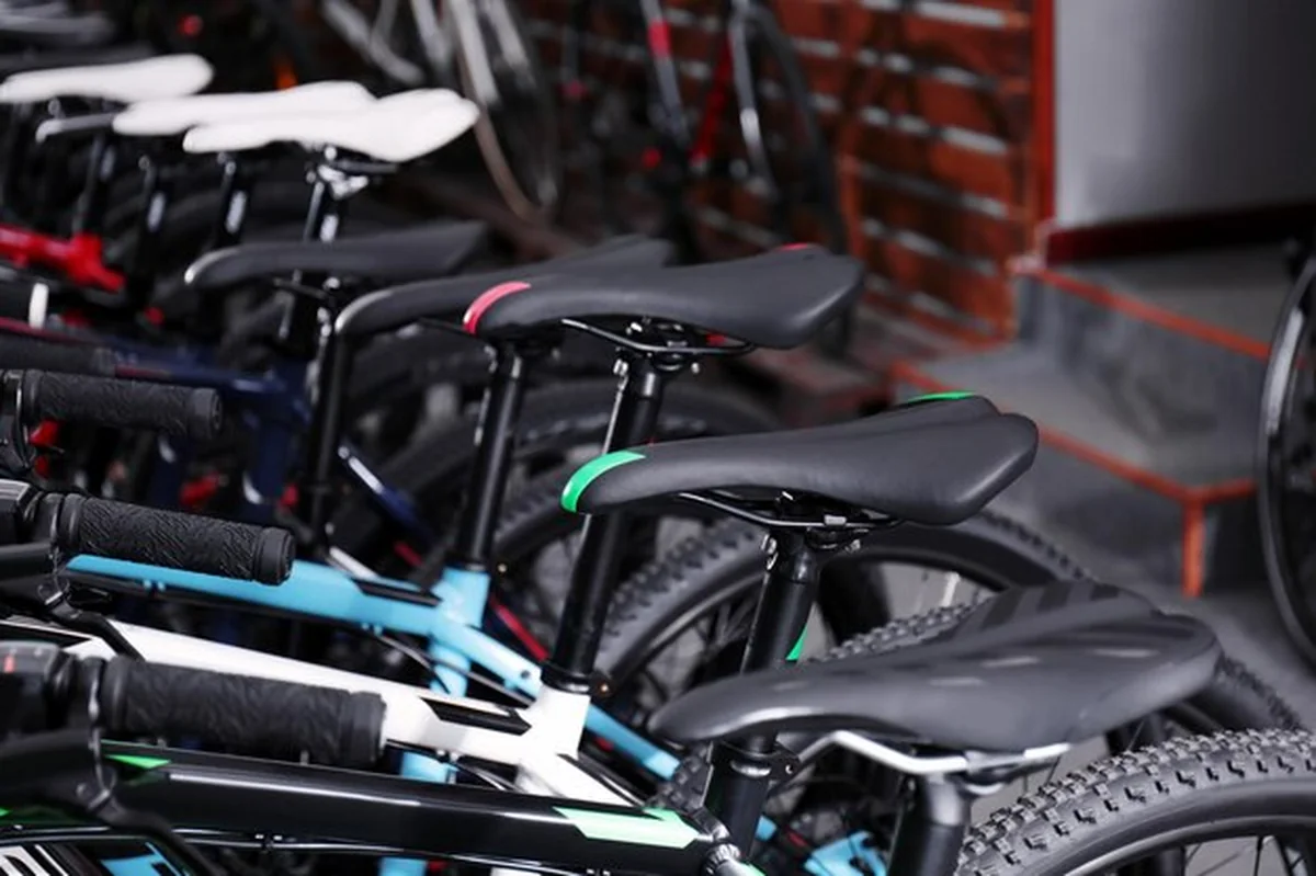 Rząd nowych rowerów w sklepie