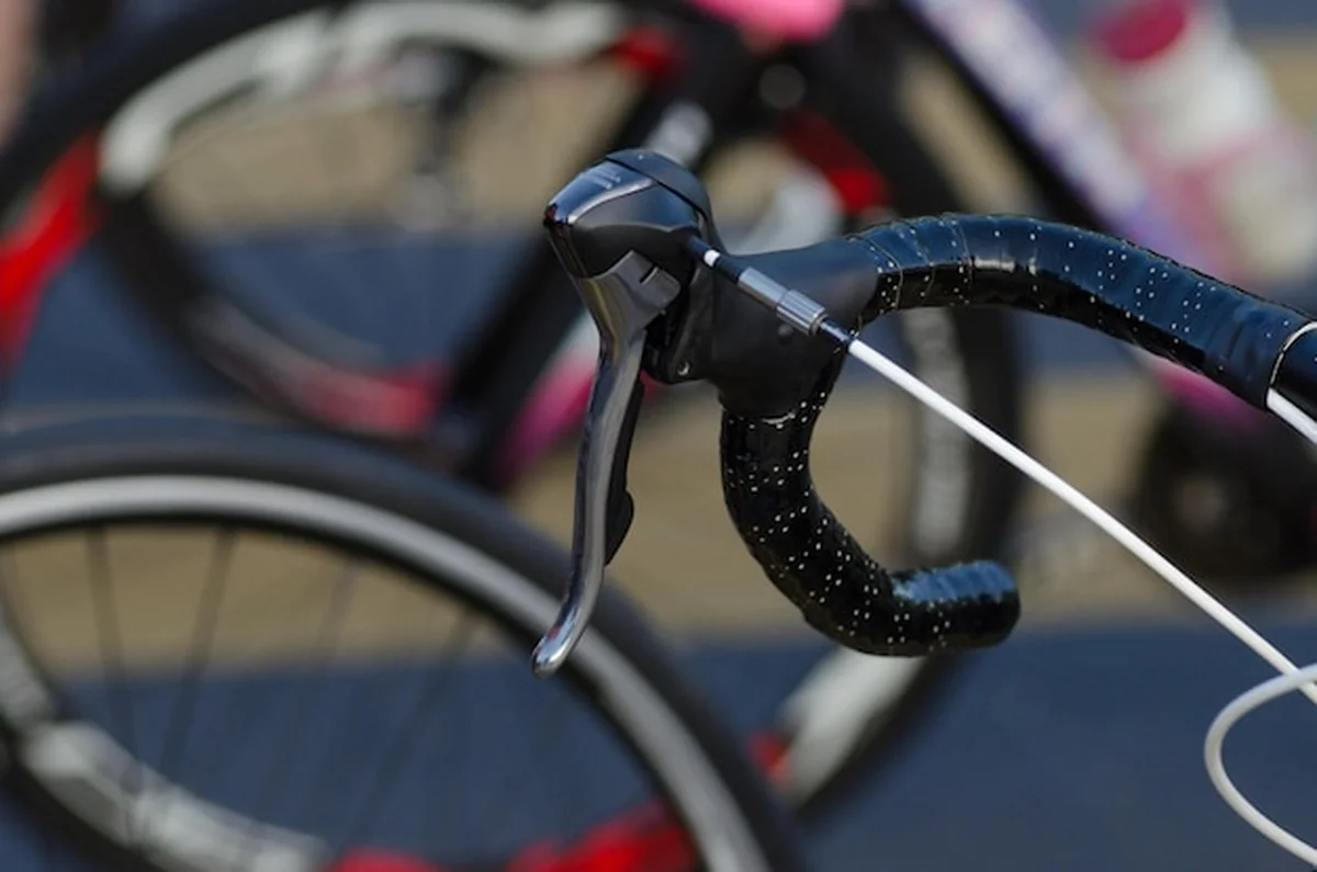 Zbliżenie kierownicy roweru