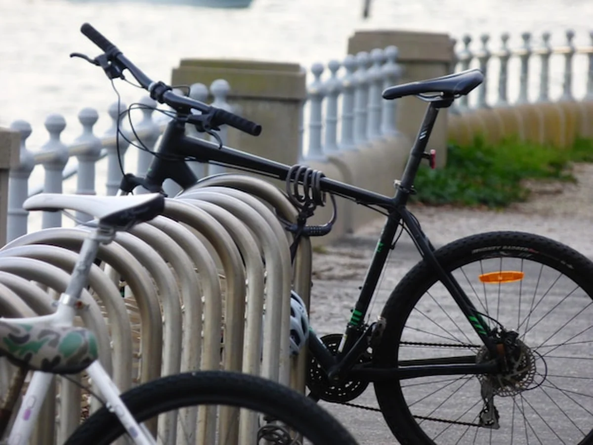 Rowery zaparkowane w stojaku