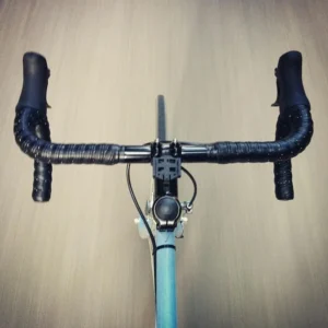 Wysoki kąt widoku kierownicy roweru na niewyraźnej drodze