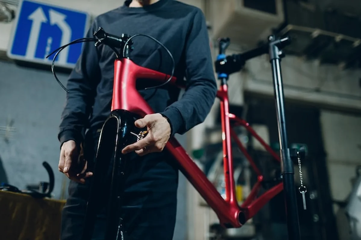 Mechanik montuje rower niestandardowy kluczem w warsztacie