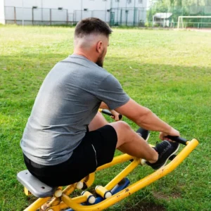 Mężczyzna ćwiczy na rowerze treningowym na świeżym powietrzu