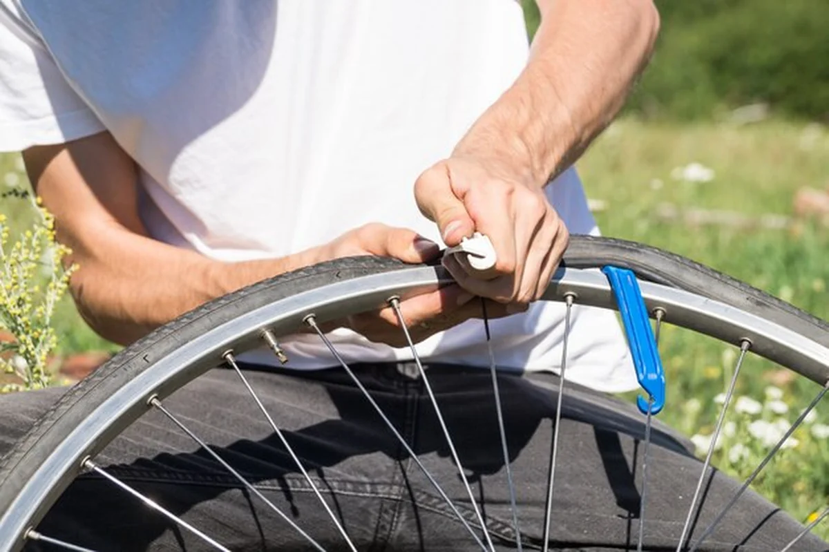 Naprawa koła rowerowego na zewnątrz podczas podróży