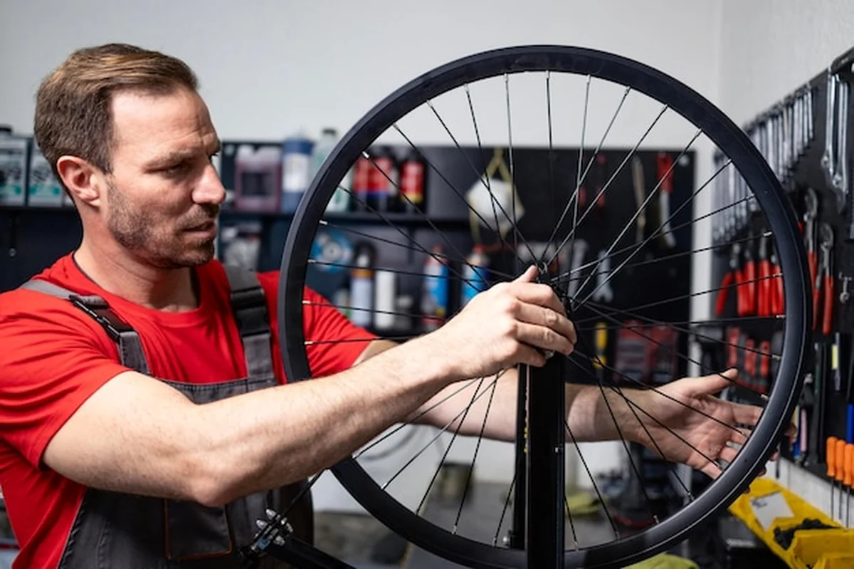 Profesjonalny mechanik naprawia koło rowerowe w warsztacie