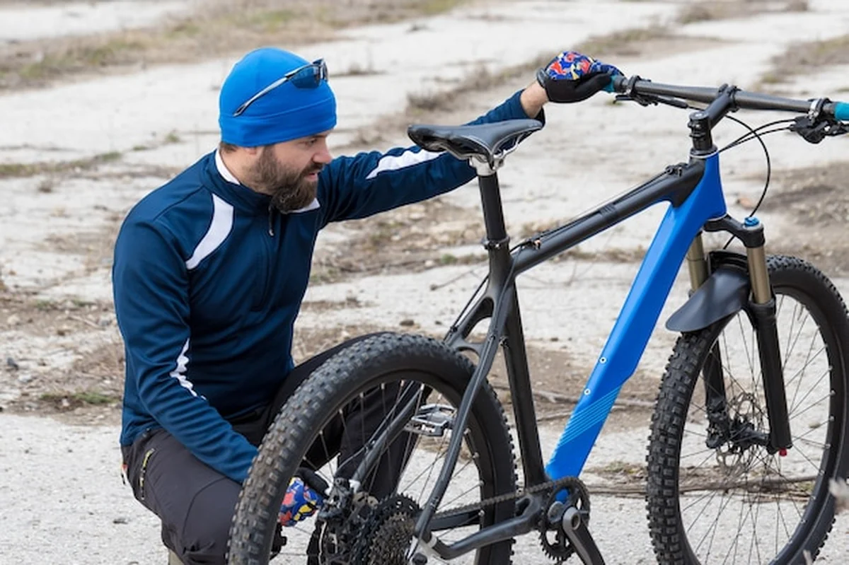 Naprawa rowerów górskich na zielonych wzgórzach