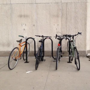 Rower zaparkowany przy ścianie na stojaku