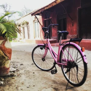 Rower przed budynkiem