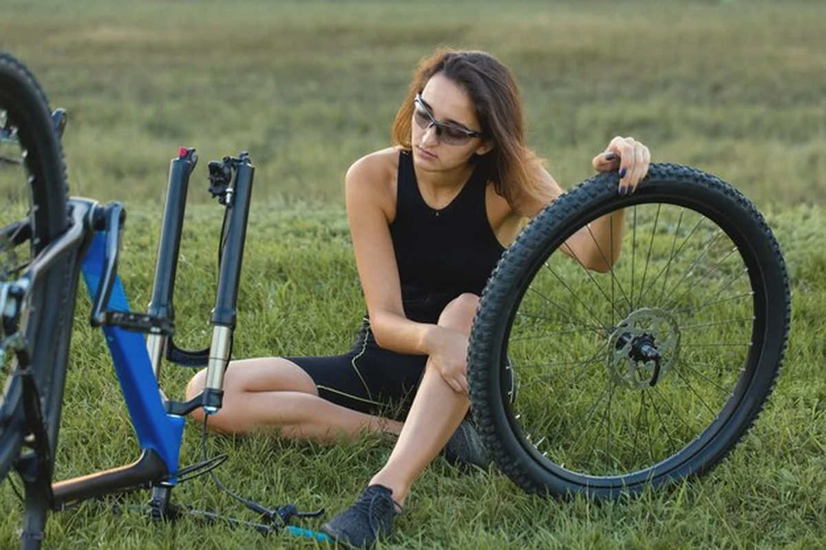 Dziewczyna jeździ na rowerze górskim z włókna węglowego w odzieży sportowej