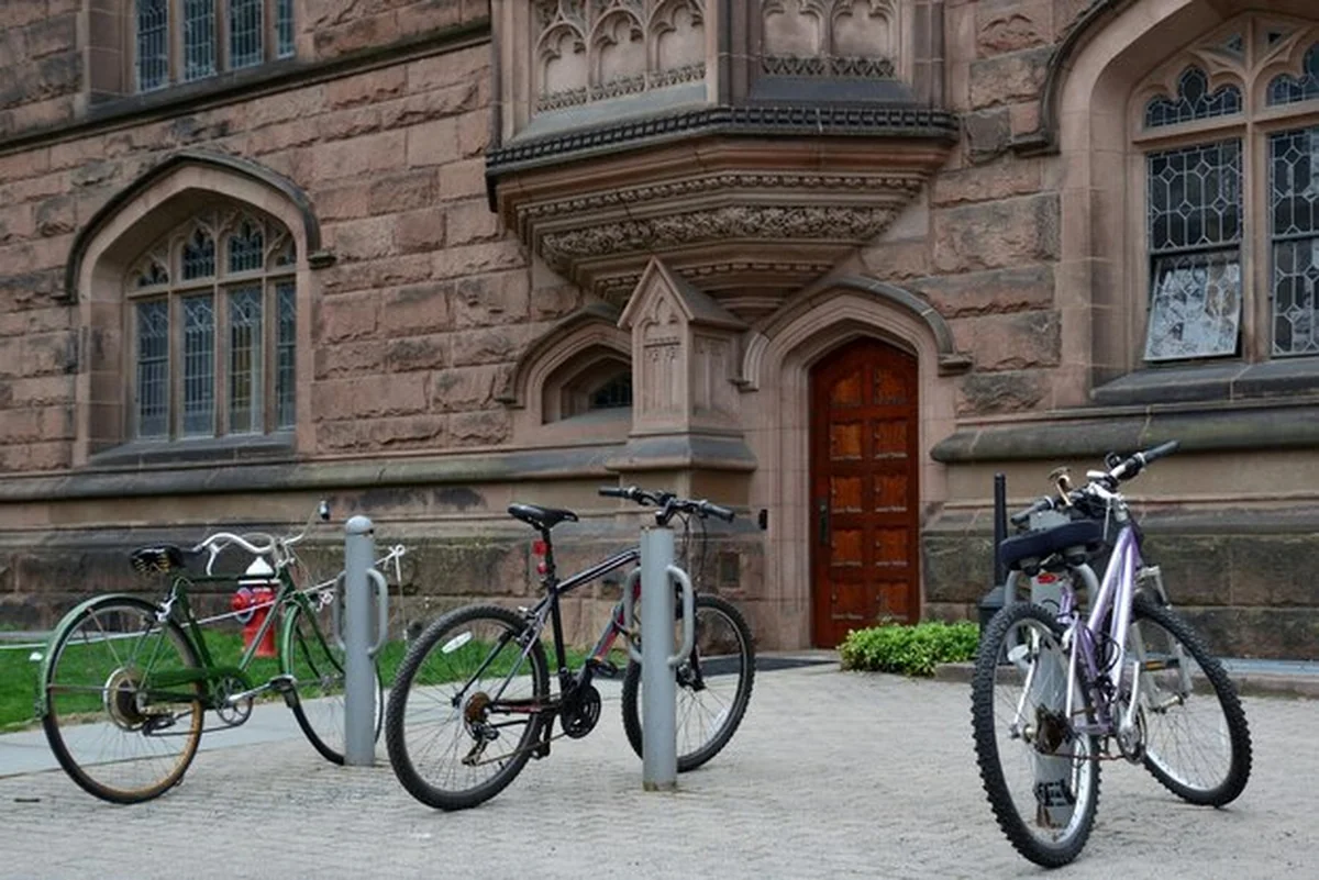 Rower zaparkowany przy budynku