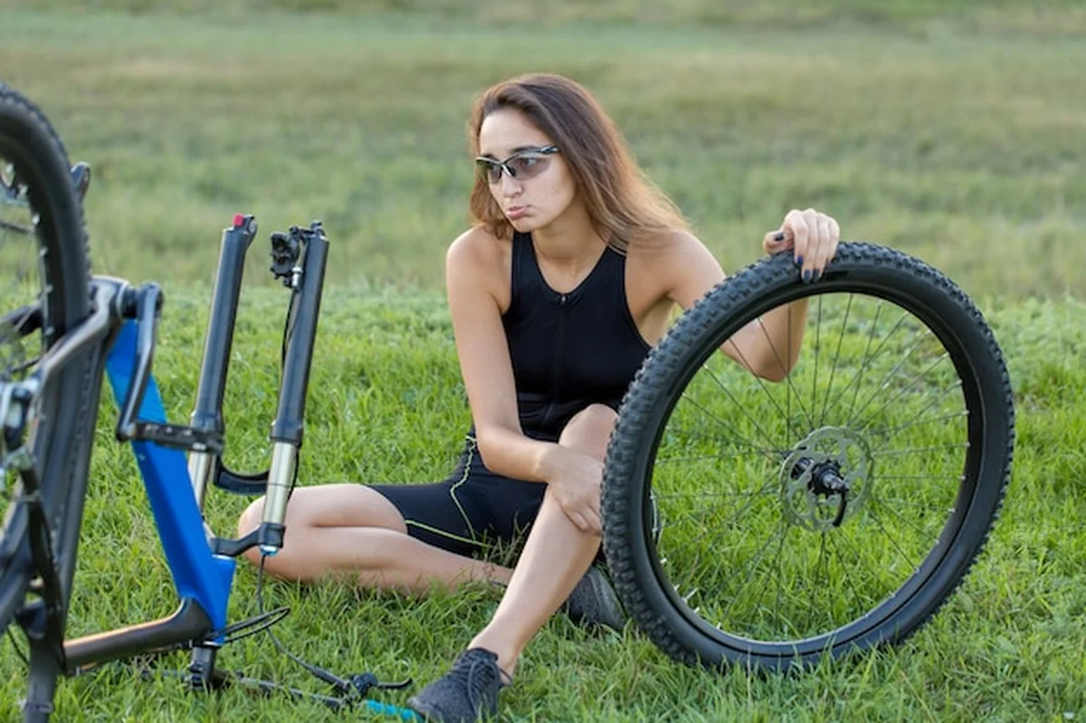 Dziewczyna na rowerze górskim z włókna węglowego